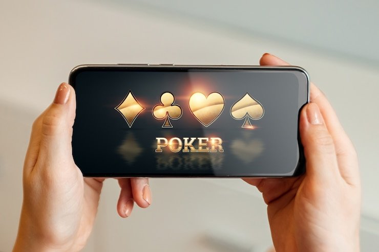Pengguna membaca detail promosi mobile
